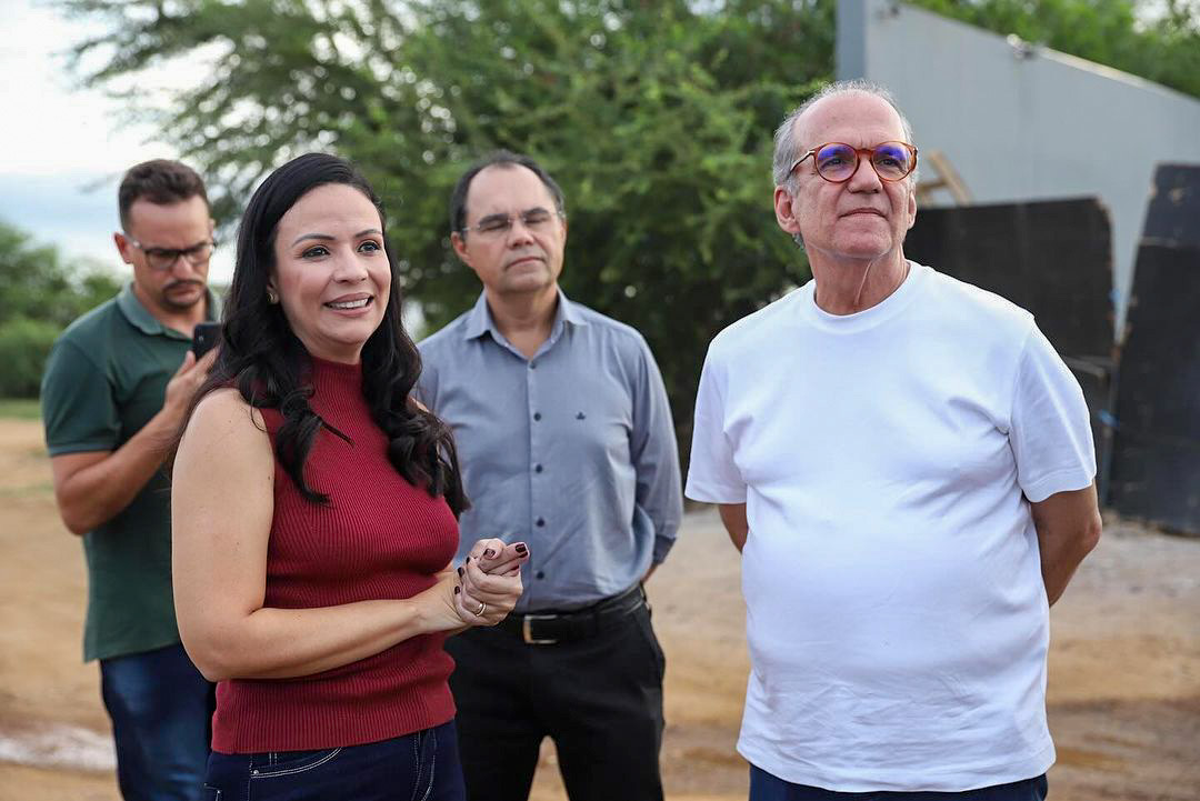  Senador Fernando Dueire anuncia emenda para asfaltamento em Serra Talhada durante visita à prefeita Márcia Conrado