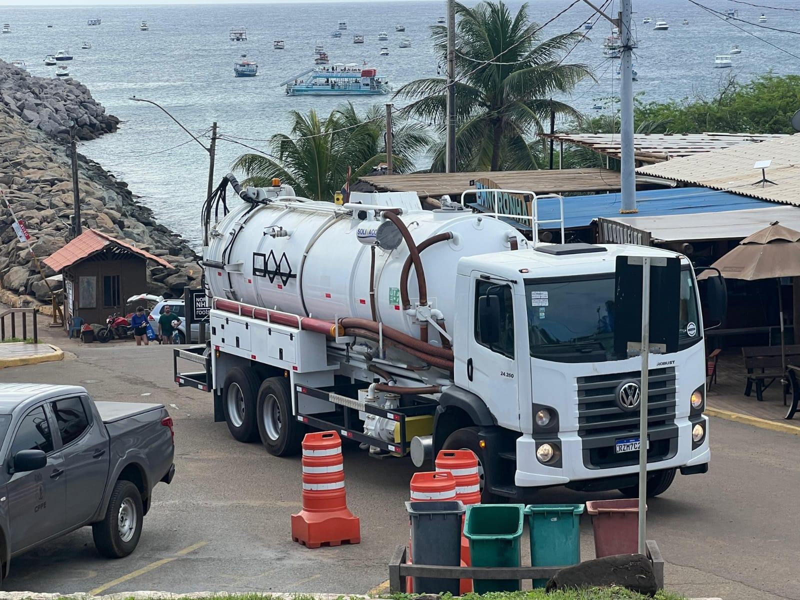  Compesa reforça serviços de manutenção em Fernando de Noronha com novos caminhões