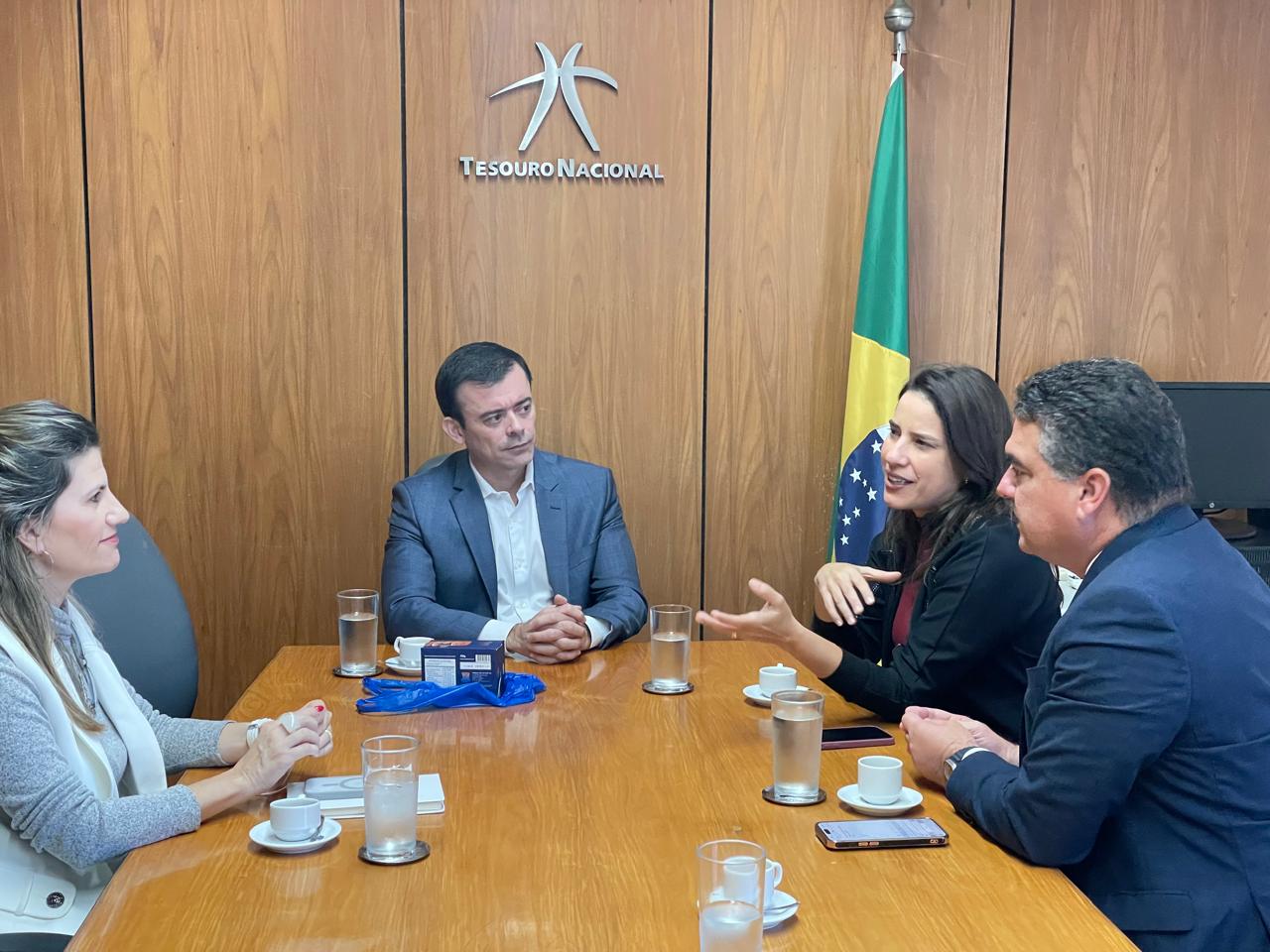  Governadora Raquel Lyra busca investimentos em abastecimento de água durante reunião com secretário do Tesouro Nacional em Brasília