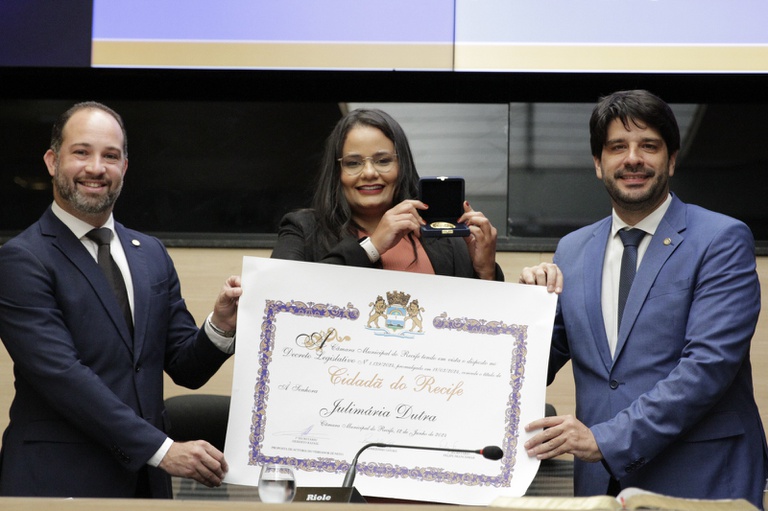  Jornalista Jullie Dutra Recebe Título de Cidadã do Recife em Cerimônia Solene