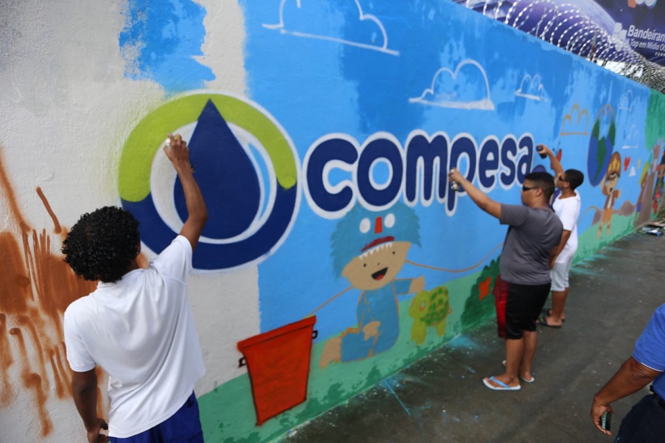  Jovens Grafitam Muro da Compesa em Ação da Semana do Meio Ambiente