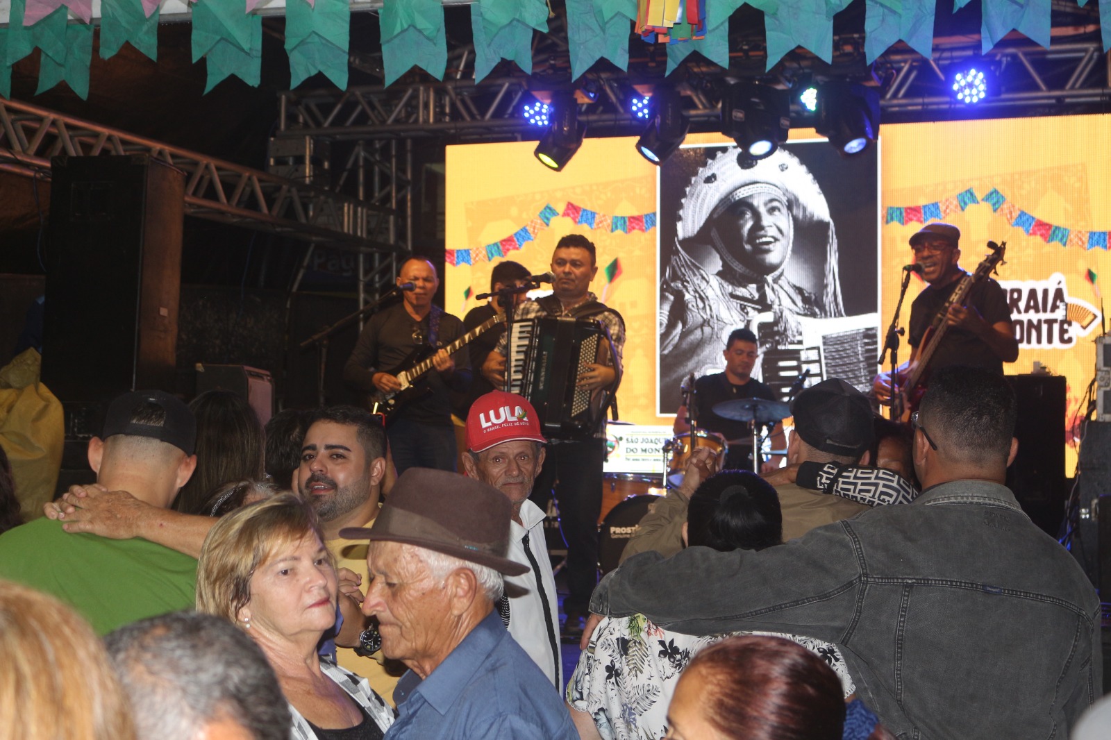  Mano Walter e Petrúcio Amorim São Destaques na Festa Junina de São Joaquim do Monte