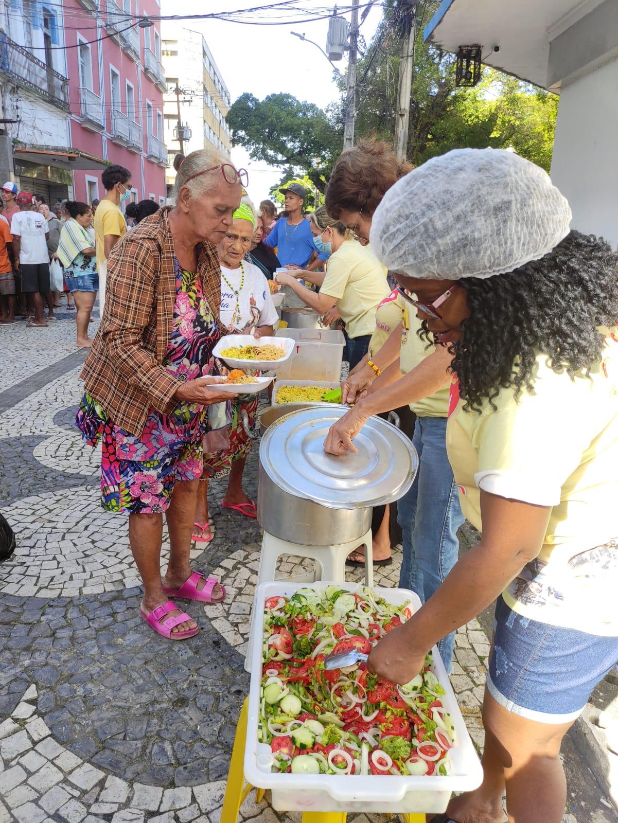  Projeto Sabor Solidário distribui refeições juninas para pessoas em situação de rua no Recife neste domingo (16)