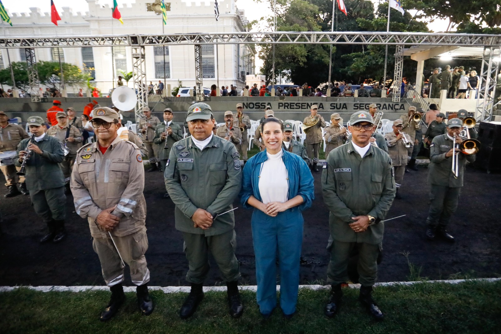  Governadora Raquel Lyra comanda cerimônia de entrega de insígnias a policiais e bombeiros militares recém-promovidos