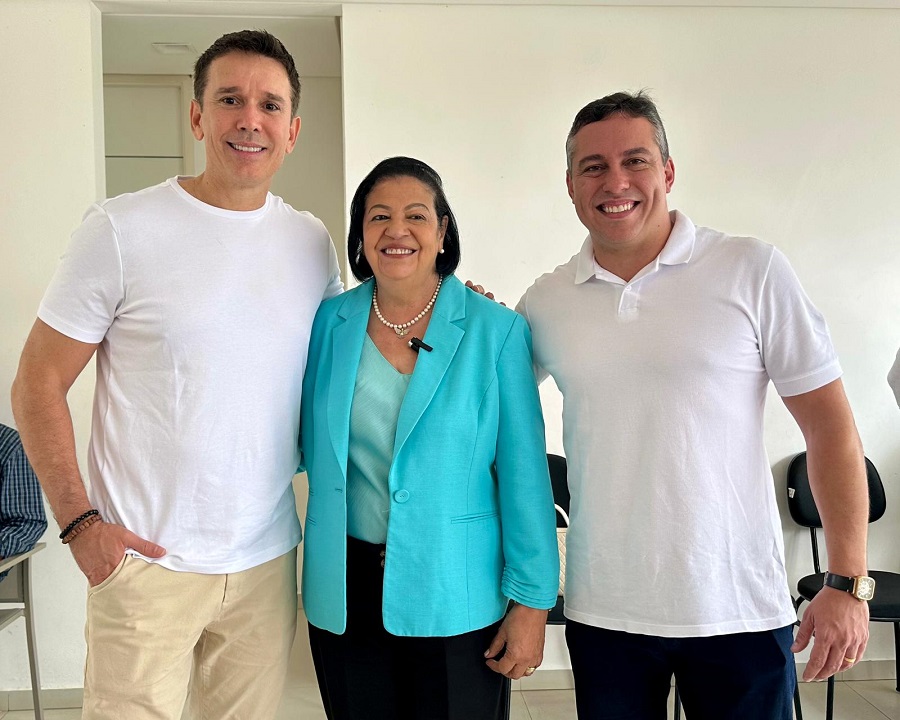  Ex-prefeita Madalena Britto recebe apoio de Felipe Carreras para pré-candidatura em Arcoverde