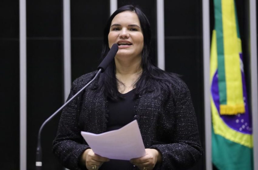  Michele Collins Registra 16 Projetos de Lei na Câmara Federal em Menos de Um Mês Deputada federal tem atuado com destaque em temas como política de drogas, direitos humanos e educação, apresentando nove projetos e coautoria em sete.