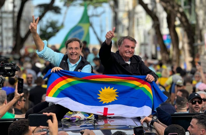  Bolsonaro Desembarca no Recife e Mobiliza Multidão de Apoiadores em Visita à Capital Pernambucana Ex-presidente percorre ruas ao lado de Gilson Machado e participa de eventos religiosos e políticos em Recife e Olinda.