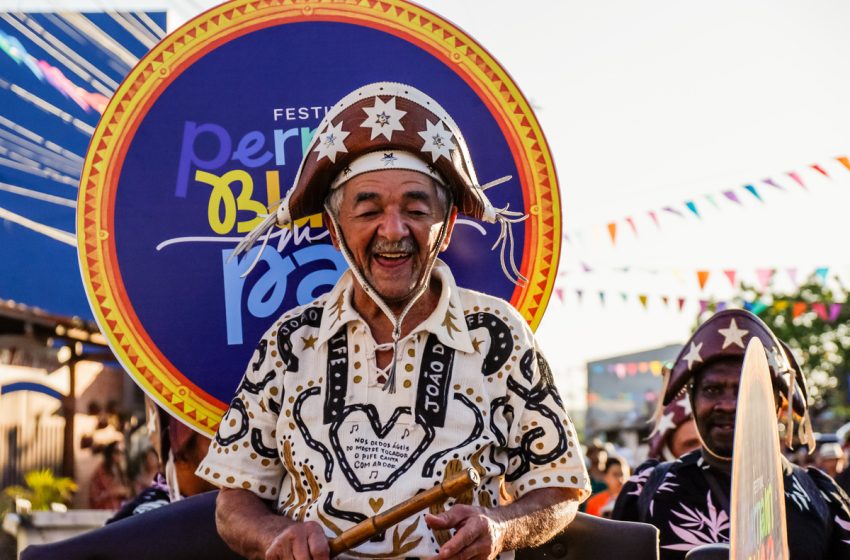  Caruaru Celebra Cultura Pernambucana com Festival Pernambuco Meu País Evento movimenta a cidade com mais de 100 mil pessoas, oferecendo programação variada de música, teatro, dança e gastronomia.