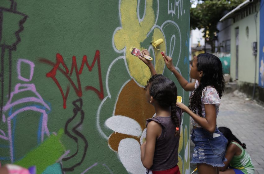  Arte Colaborativa Transforma Comunidades da RMR até 2025 Projeto liderado pela Tintas Iquine e o coletivo DuBom Prod. promove inclusão social e revitalização urbana em várias comunidades da Região Metropolitana do Recife.