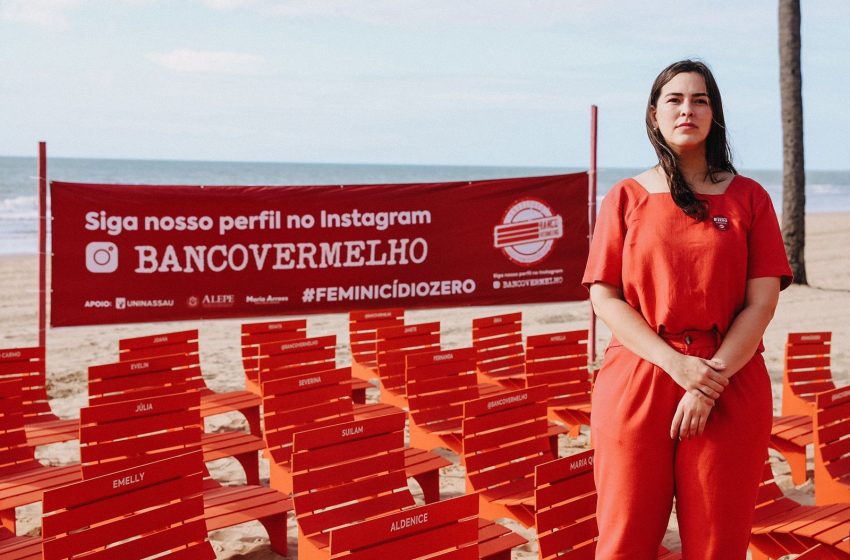  Lei Maria Arraes Institui Programa Banco Vermelho para Combater Feminicídio A partir de 1º de agosto, bancos vermelhos em locais públicos vão servir como monumentos de alerta e apoio para vítimas de violência doméstica e feminicídio.