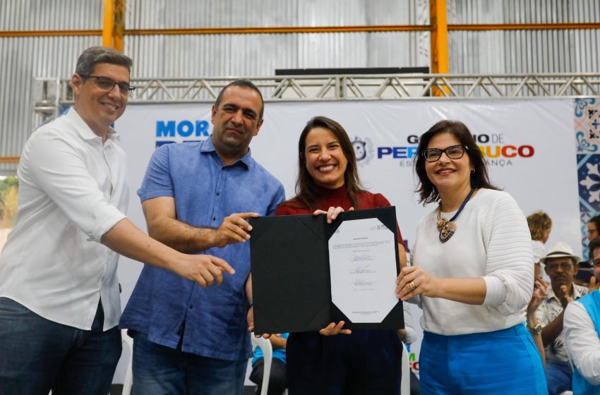  Governadora Raquel Lyra Entrega Escrituras a 165 Famílias e Autoriza Duplicação da APE-104 em Caruaru Ações de infraestrutura e regularização fundiária reforçam compromisso com o desenvolvimento e qualidade de vida no Agreste.