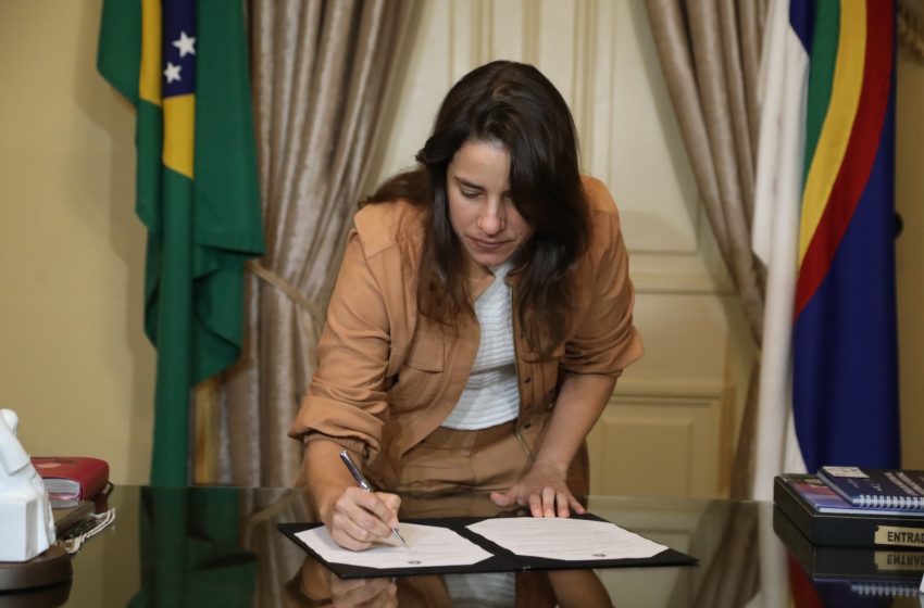  Governo de Pernambuco Envia à Alepe Projetos de Lei para Reajustes de Servidores e Reestruturação de Carreira do Hemope Propostas contemplam reajustes salariais para seis categorias e um novo Plano de Cargos e Carreira para os servidores do Hemope.