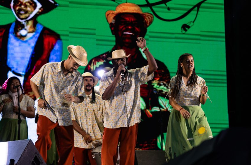  Festival Pernambuco Meu País Encanta e Deixa Saudade com Coco de Roda, Samba e Pagode O Samba de Coco Raízes de Arcoverde, Sem Compromisso, Dudu Nobre e Psirico encerraram o festival em Buíque com muita batucada e emoção.