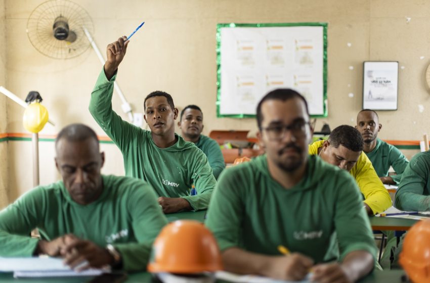  Canteiro de Obras se Transforma em Sala de Aula em Jaboatão dos Guararapes com Programa da MRV Escola Nota 10 da MRV alfabetiza funcionários, oferecendo oportunidades de aprendizado e autoestima.