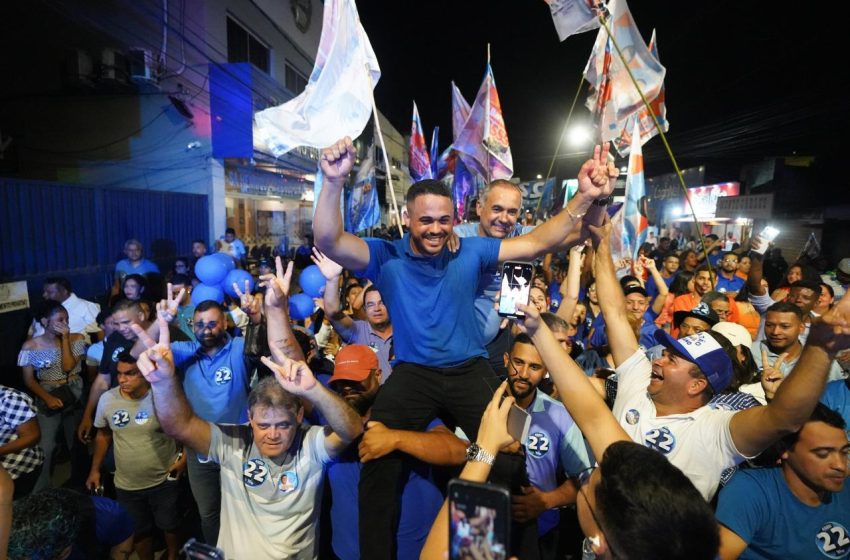  Heitor de Enoque e Irmã Karina Arrastam Multidão em Caminhada e Inauguram Comitê em Moreno Candidatos a prefeito e vice mobilizam a população em evento marcado por discursos de mudança e compromisso com a cidade.