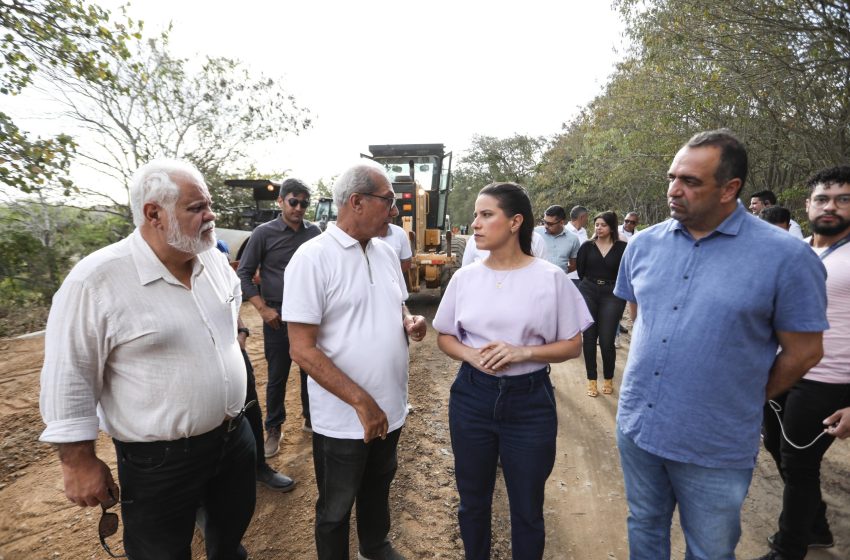  Governadora Raquel Lyra vistoria obras de requalificação da Estrada de Malhada de Pedra em Caruaru Com investimento de R$ 1,4 milhão, intervenção abrange 5,8 km e integra esforço de recuperação de 800 km de rodovias em Pernambuco.