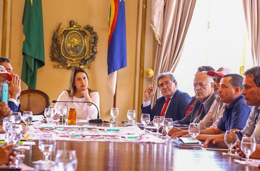  Luciano Duque articula reunião entre Raquel Lyra e Sintraf para discutir apoio à agricultura familiar Governadora de Pernambuco recebe representantes do setor para debater melhorias na produção, assistência técnica e infraestrutura.