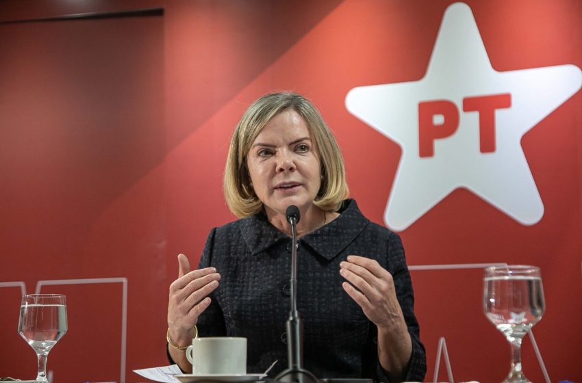  Gleisi Hoffmann participa de caminhada em Olinda ao lado de Vinicius Castello Evento ocorrerá neste sábado (19) na Praça da Caixa D’Água, em Peixinhos, com forte apoio do PT e PCdoB.