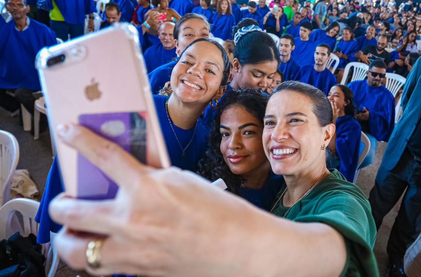  Governadora Raquel Lyra comanda cerimônia de formatura das primeiras turmas do Qualifica PE no Recife Mais de mil formandos concluíram cursos de qualificação profissional e empreendedorismo promovidos pelo maior programa de capacitação de Pernambuco.