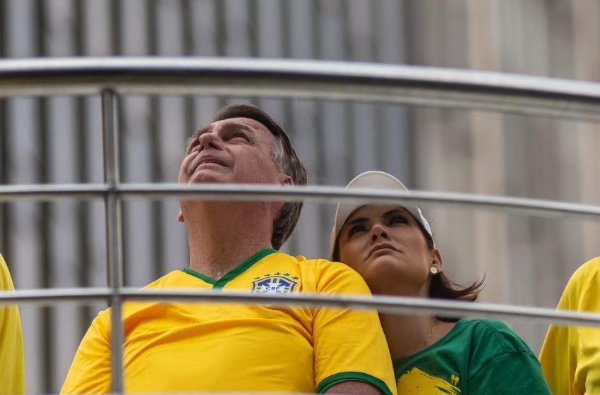  Bolsonaro Afirma que Prefere que Michelle Não Se Envolva em Campanhas Políticas Ex-presidente comentou sobre possíveis candidaturas da esposa, destacando a responsabilidade do cargo.