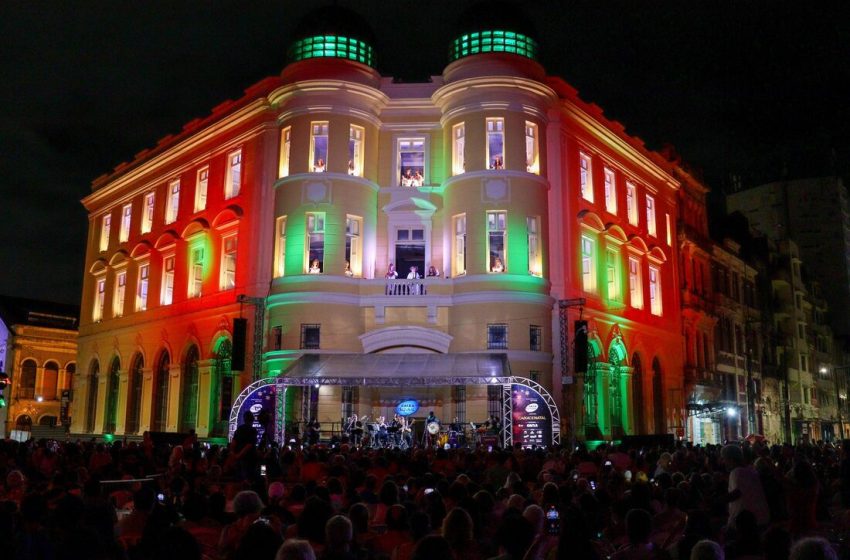  Espetáculo CAIXA de NATAL completa 10 anos e é reconhecido como Patrimônio Cultural Imaterial do Recife A CAIXA Cultural Recife celebra uma década do seu tradicional espetáculo natalino com apresentação gratuita e participações especiais, marcando a abertura das festividades de fim de ano na capital pernambucana.