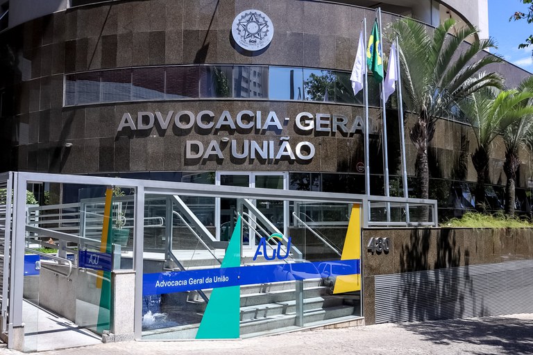  Portaria da AGU regulamenta renegociação de dívidas com autarquias e fundações federais Estimativa de arrecadação de R$ 4 bilhões até o fim de 2024 com programa Desenrola.