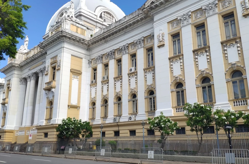  TJPE responde ao CNJ que OAB-PE foi consultada sobre diretorias cíveis remotas Tribunal afirma que a Ordem participou de todas as discussões antes da implementação das novas medidas.