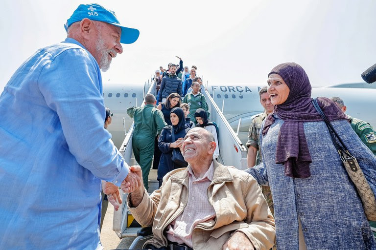  Lula aos repatriados do Líbano: “Que vocês encontrem no Brasil a felicidade que tiraram de vocês” Primeira missão da Operação Raízes do Cedro resgata 229 brasileiros do Líbano; governo prepara nova operação para repatriar mais cidadãos em meio ao conflito.