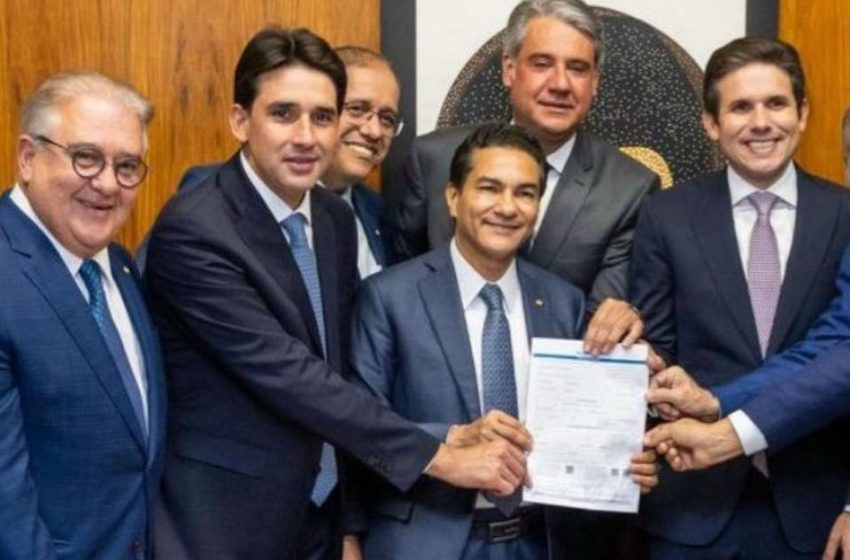  Silvio Costa Filho reassume comando do Republicanos em Pernambuco Ministro de Portos e Aeroportos acumula cargo no governo federal com presidência estadual do partido e projeta crescimento para 2026.