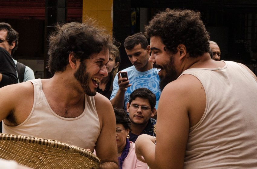 Grupo Magiluth Comemora 20 Anos com Circulação em João Pessoa e Outras Capitais O coletivo pernambucano apresenta três espetáculos autorais e promove intercâmbio artístico com a cena local de João Pessoa entre 1º e 4 de maio.