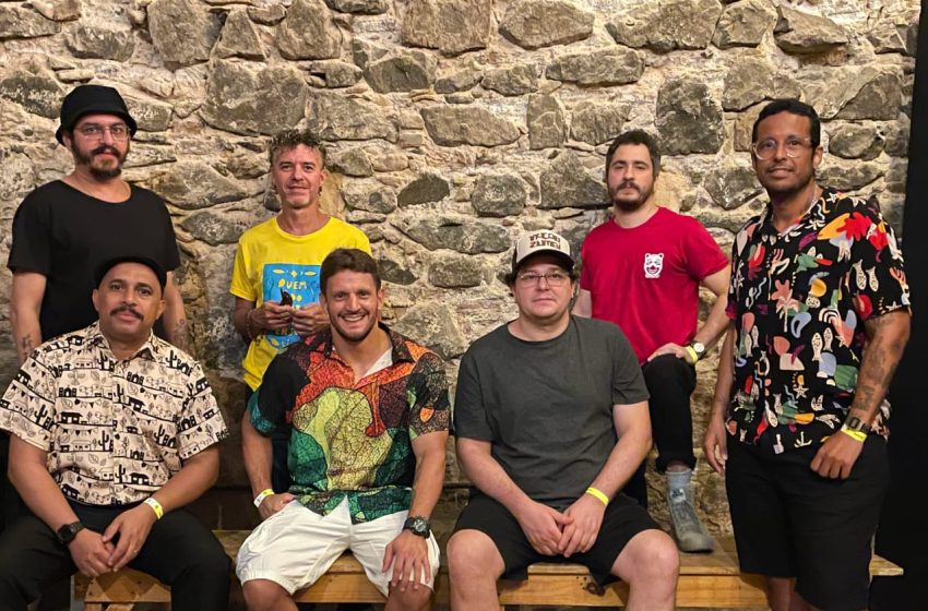 Academia da Berlinda comemora 21 anos com show no Armazém 14 e participação de Juliana Linhares Festa acontece no dia 10 de maio e reúne convidados como Conde e os DJs Valdir Português e Lala K; no repertório, clássicos dos quatro álbuns da banda e o single “Bandoleiro”.