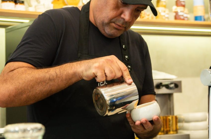 TFC celebra o Dia Nacional do Café com experiências sensoriais e descontos no RioMar Recife Campanha especial acontece neste sábado (24), com ofertas exclusivas no mini market e ativações de compre & ganhe na cafeteria da Track&Field.