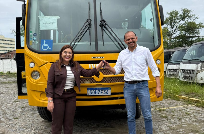 Prefeita Ridete Pellegrino anuncia chegada do 5º ônibus escolar para Jaqueira durante agenda em Brasília Veículo foi entregue pela Secretaria de Educação de Pernambuco e reforça a frota municipal com apoio do governo Raquel Lyra.