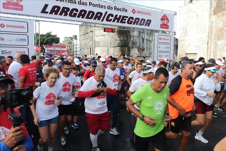 Corrida das Pontes do Recife chega à 20ª edição com percurso ampliado e novidades para atletas profissionais e amadores Competição será realizada no dia 1º de junho, com largada no Forte do Brum; novo trajeto de 15 km valoriza o apelo dos corredores e melhora mobilidade.