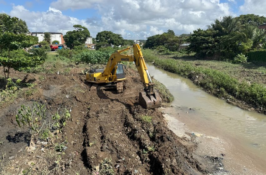  Governo de Pernambuco inicia mutirão de limpeza do Rio Beberibe e prevê dragagem de R$ 130 milhões Ação emergencial começa em Olinda e Recife com apoio da Cehab. Estado vai licitar dragagem em junho como parte do programa Periferia Viva.