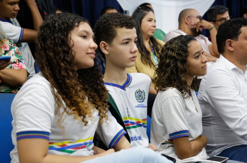 Governo de Pernambuco lança edital de R$ 3,34 milhões para jornadas formativas de estudantes do ensino médio e técnico Com inscrições abertas até 7 de julho, o Compet Médio-Tec 2025 busca incentivar projetos inovadores em escolas públicas estaduais, promovendo habilidades em tecnologias de futuro.