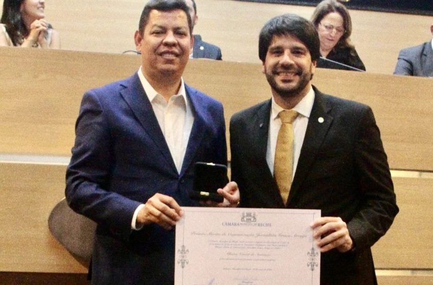 Alberes Xavier recebe Prêmio Graça Araújo e é homenageado por sua contribuição ao jornalismo político em Pernambuco Com trajetória marcada pela superação e compromisso com a informação de qualidade, jornalista foi reconhecido pela Câmara Municipal do Recife.