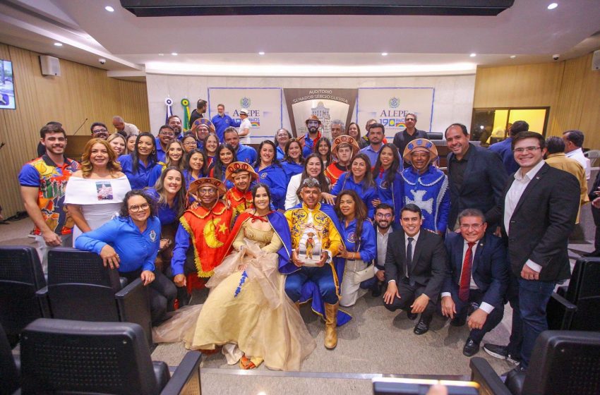 Luciano Duque homenageia os 30 anos da Associação Cultural da Pedra do Reino em sessão solene na Alepe Com emoção e memória, solenidade exaltou a importância da Festa da Pedra do Reino para a identidade sertaneja e prestou tributo a Ernesto Sávio.
