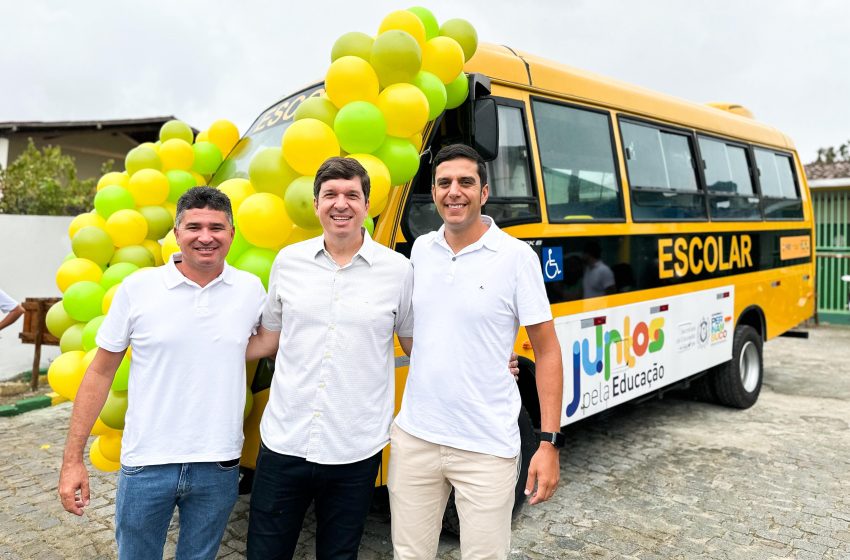  Joãozinho Tenório entrega novo ônibus escolar e reforça educação em São Joaquim do Monte Ao lado do prefeito Duguinha Lins, deputado estadual participa da entrega do sexto veículo escolar para a cidade e destaca parceria com a governadora Raquel Lyra.