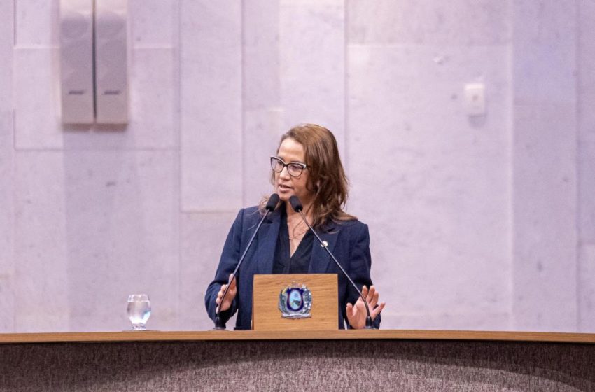 Inclusão que transforma: PE no Campus passa a beneficiar estudantes de universidades privadas com bolsa integral Lei de autoria da deputada estadual Débora Almeida garante ampliação do programa, que oferecerá mil bolsas de apoio a jovens de baixa renda em 2025 e 2026.
