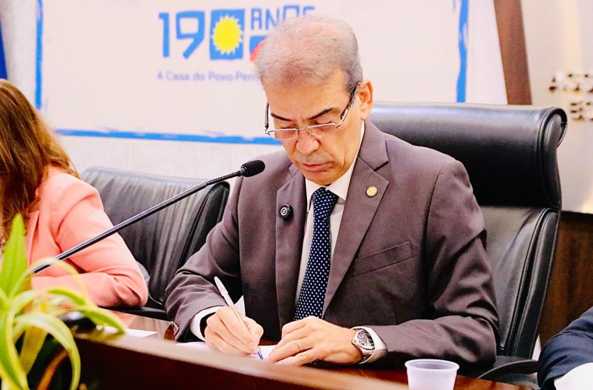  Feitosa anuncia votação de projetos sobre torcidas organizadas para próxima terça-feira Cinco propostas que tratam da violência nos estádios serão unificadas em substitutivo e votadas na Comissão de Justiça da Alepe.
