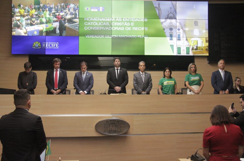  Com presença de Dunga, Câmara do Recife homenageia entidades católicas e conservadoras em reunião solene Evento proposto por Gilson Machado Filho, Alberto Feitosa e Gilson Machado celebrou fé, valores cristãos e o papel de entidades religiosas na sociedade.