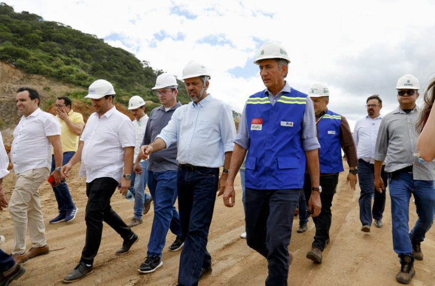  Governo acelera obras do Cinturão das Águas do Ceará com reforço de equipes e maquinário Previsão é concluir trechos 3 e 4 até junho de 2026, beneficiando 800 mil pessoas; investimento supera R$ 2 bilhões.