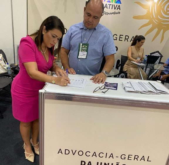 AGU orienta gestores de Pernambuco sobre acordos do Fundef e regularização de débitos federais Durante a Caravana Federativa, prefeitos de dez municípios buscaram esclarecimentos sobre complementação do Fundef e negociação de dívidas com órgãos federais.