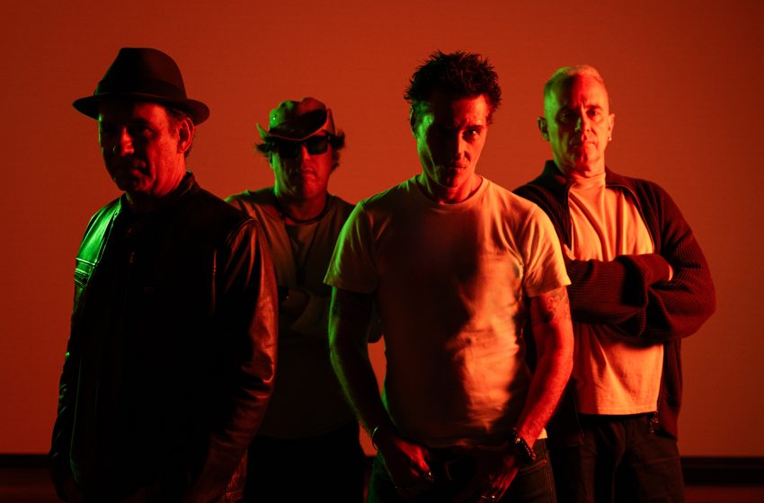  Capital Inicial celebra 25 anos do Acústico MTV com show no Classic Hall neste sábado Turnê comemorativa traz releitura do disco icônico lançado em 2000; apresentação em Olinda começa às 21h e os ingressos estão à venda no site Eventim e na bilheteria.