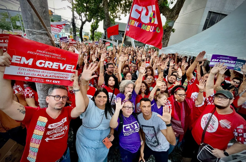 Sem acordo, professores do Recife rejeitam proposta da Prefeitura e mantêm assembleia permanente Categoria recusa reajuste parcelado de 2,5% e exige cumprimento integral da Lei do Piso com valorização na carreira.