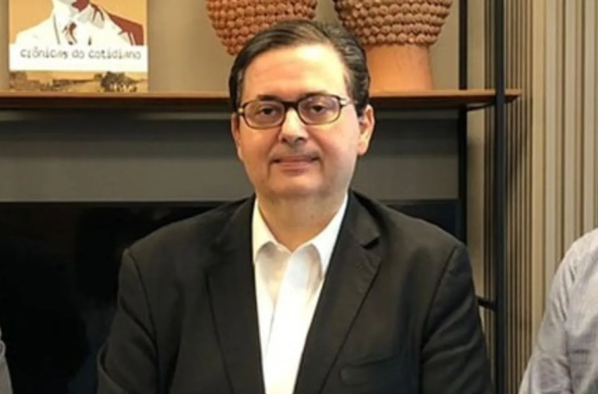 Antônio Campos desiste de disputar o Governo de Pernambuco e anuncia pré-candidatura a deputado estadual Ex-candidato à Prefeitura de Olinda, advogado afirma que pretende atuar na Alepe com foco em cultura, educação, combate à violência e inovação.
