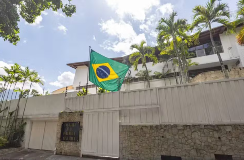 EUA realizam operação e retiram opositores de Maduro da embaixada argentina em Caracas Grupo aliado de María Corina Machado estava asilado havia mais de um ano; ação teve apoio do Brasil e celebração de Milei e Marco Rubio.