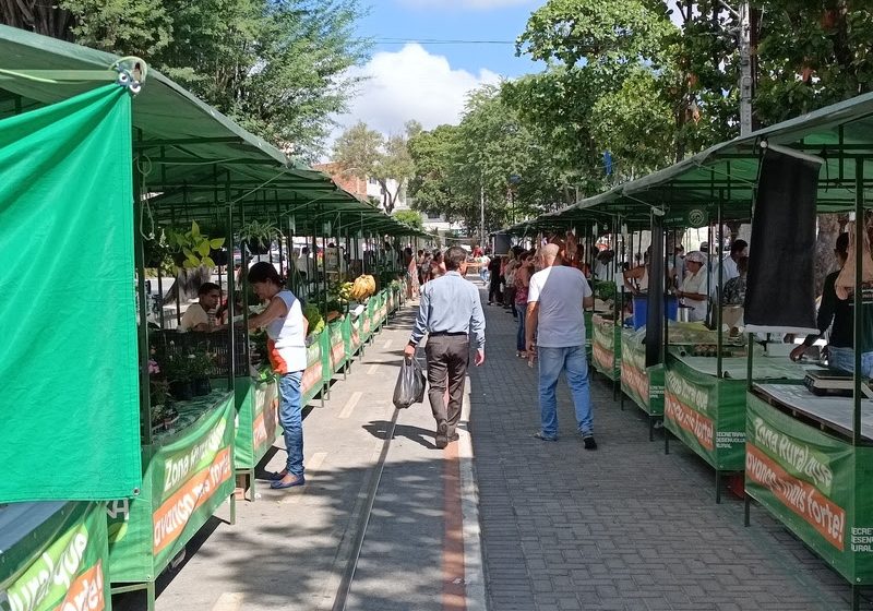  Agroamigo impulsiona renda de 36 famílias na Feira da Agricultura Familiar de Caruaru Produtores atendidos pelo programa de microcrédito do Banco do Nordeste participam semanalmente da tradicional feira, comercializando alimentos frescos, artesanato e produtos típicos da região.