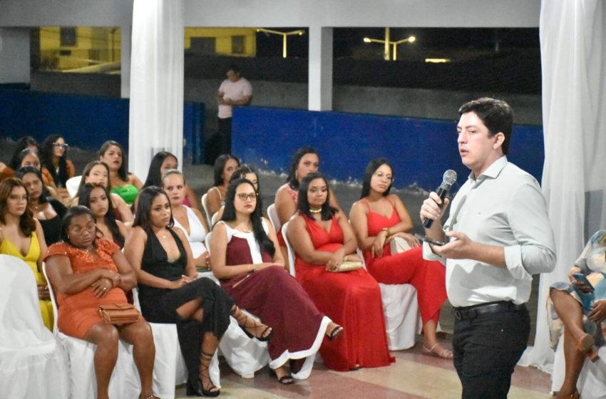  Henrique Filho entrega certificados a mulheres em Buenos Aires e reforça ações por autonomia feminina em Pernambuco Cursos profissionalizantes nas áreas de saúde, estética e recepção são financiados por emendas parlamentares e têm foco no empoderamento das mulheres.